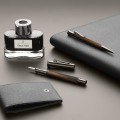 Luksusowy długopis Graf von Faber-Castell Classic Macassar z prążkowanym drewnianym korpusem i ciemnoszarymi wykończeniami PVD.
