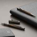 Luksusowy długopis Graf von Faber-Castell Classic Macassar z prążkowanym drewnianym korpusem i ciemnoszarymi wykończeniami PVD.