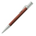 Luksusowy długopis Graf von Faber-Castell Classic Pernambuco z ryflowanym korpusem z czerwonobrązowego drewna i platynowanymi elementami.