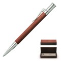 Luksusowy długopis Graf von Faber-Castell Classic Pernambuco z ryflowanym korpusem z czerwonobrązowego drewna i platynowanymi elementami.