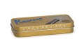 Długopis Kaweco Liliput Copper obok eleganckiego metalowego etui w stylu retro.