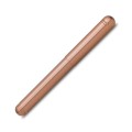 Kieszonkowy długopis Kaweco Liliput Copper ze skuwką założoną na górę korpusu, tworzącą pełnowymiarowy instrument piśmienny.