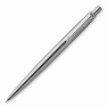 Srebrny ołówek automatyczny Parker Jotter wykonany ze szczotkowanej stali nierdzewnej z charakterystycznym klipsem strzałą.