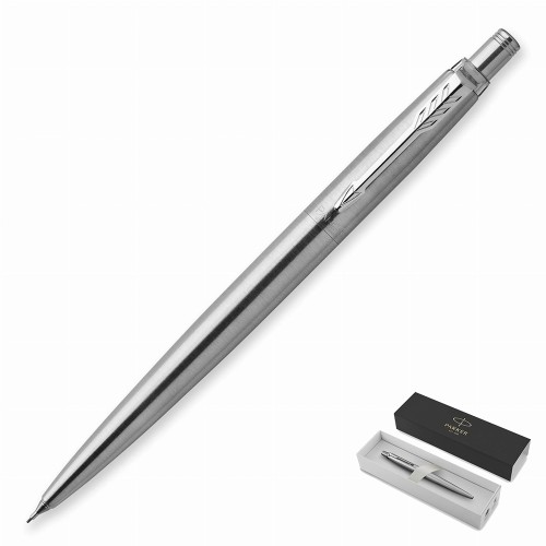 Srebrny ołówek automatyczny Parker Jotter wykonany ze szczotkowanej stali nierdzewnej z charakterystycznym klipsem strzałą.