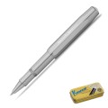 Srebrne pióro kulkowe Kaweco AL Sport RAW z surowego aluminium w pozycji rozłożonej z zakrętką na korpusie.