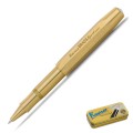 Mosiężne pióro kulkowe Kaweco Brass Sport o złotym odcieniu, rozłożone z nałożoną skuwką na korpus.