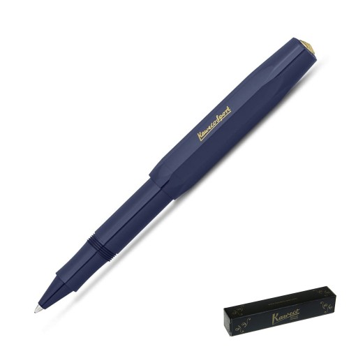 Granatowe pióro kulkowe Kaweco Classic Sport Navy ze złotym logo, rozłożone z nałożoną skuwką na korpus.