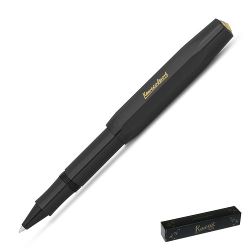 Czarne pióro kulkowe Kaweco Classic Sport Black ze złotymi detalami, rozłożone z nałożoną skuwką na tył korpusu.