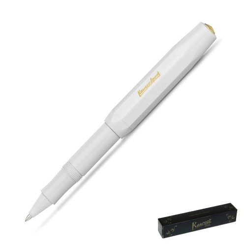 Białe pióro kulkowe Kaweco Classic Sport White ze złotymi akcentami, rozłożone z nałożoną skuwką na korpus.