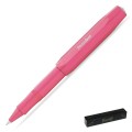 Różowe pióro kulkowe Kaweco Skyline Sport Pink z nałożoną skuwką na tył korpusu, widoczny srebrny napis Kaweco Sport.