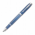 Jasnoniebieskie pióro kulkowe Parker IM Writing Rituals Blue CT ze srebrnym klipsem, srebrnymi pierścieniami i błękitną skuwką.