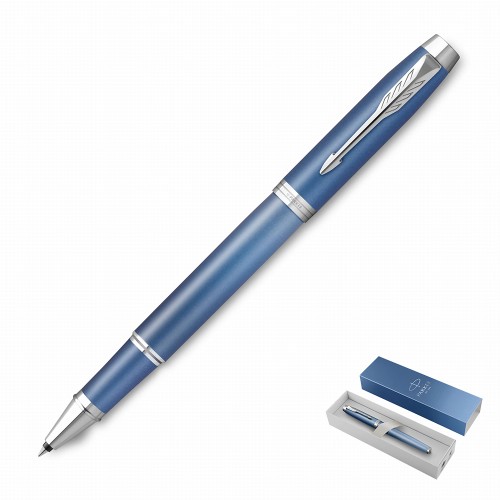 Jasnoniebieskie pióro kulkowe Parker IM Writing Rituals Blue CT ze srebrnym klipsem, srebrnymi pierścieniami i błękitną skuwką.