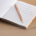 Morsko-zielone pióro kulkowe Parker IM Writing Rituals Orange Green GT ze złotymi wykończeniami i skuwką w kolorze korpusu.