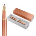 Morsko-zielone pióro kulkowe Parker IM Writing Rituals Orange Green GT ze złotymi wykończeniami i skuwką w kolorze korpusu.