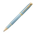 Turkusowe pióro kulkowe Parker IM Writing Rituals Turquoise Green ze złotym klipsem, złotymi pierścieniami i turkusową skuwką.