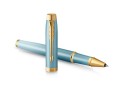 Turkusowe pióro kulkowe Parker IM Writing Rituals Turquoise Green ze złotym klipsem, złotymi pierścieniami i turkusową skuwką.