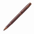 Monochromatyczne burgundowe pióro kulkowe Parker IM Professionals Monochrome Deep Burgundy z matowym wykończeniem, burgundową skuwką i klipsem.