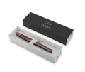 Monochromatyczne burgundowe pióro kulkowe Parker IM Professionals Monochrome Deep Burgundy z matowym wykończeniem w pudełku prezentowym.