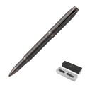 Monochromatyczne tytanowe pióro kulkowe Parker IM Professionals Monochrome Titanium z matowym wykończeniem, tytanową skuwką i klipsem.