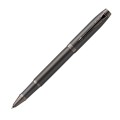 Monochromatyczne tytanowe pióro kulkowe Parker IM Professionals Monochrome Titanium z matowym wykończeniem, tytanową skuwką i klipsem.
