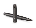 Monochromatyczne tytanowe pióro kulkowe Parker IM Professionals Monochrome Titanium z matowym wykończeniem, tytanową skuwką i klipsem.