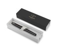 Monochromatyczne tytanowe pióro kulkowe Parker IM Professionals Monochrome Titanium w pudełku prezentowym.