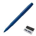 Monochromatyczne niebieskie pióro kulkowe Parker IM Professionals Monochrome Blue z matowym wykończeniem, niebieską skuwką i klipsem.