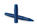 Monochromatyczne niebieskie pióro kulkowe Parker IM Professionals Monochrome Blue z matowym wykończeniem, niebieską skuwką i klipsem.