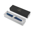 Monochromatyczne niebieskie pióro kulkowe Parker IM Professionals Monochrome Blue z matowym wykończeniem, niebieską skuwką i klipsem w pudełku prezentowym.
