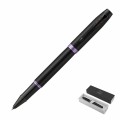 Czarno-fioletowe pióro kulkowe Parker IM Professionals Amethyst Purple z matowym korpusem, fioletowymi pierścieniami i czarną skuwką.