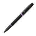 Czarno-fioletowe pióro kulkowe Parker IM Professionals Amethyst Purple z matowym korpusem, fioletowymi pierścieniami i czarną skuwką.