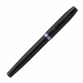 Czarno-fioletowe pióro kulkowe Parker IM Professionals Amethyst Purple z matowym korpusem, fioletowymi pierścieniami i czarną skuwką.