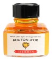 Atrament J. Herbin 30ml Bouton d'or w szklanym kałamarzu z plastikową zakrętką i wbudowaną podstawką na pióro.