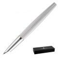 Srebrne pióro wieczne Diplomat Viper Guilloche Silver o strukturze łusek węża prezentowane obok czarnego, eleganckiego etui z logo producenta.