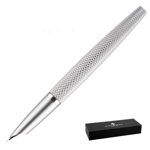 Srebrne pióro wieczne Diplomat Viper Guilloche Silver o strukturze łusek węża prezentowane obok czarnego, eleganckiego etui z logo producenta.