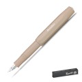 Kompaktowe pióro wieczne Kaweco Skyline Sport w kolorze Macchiato ze srebrną stalówką i zamkniętą skuwką.
