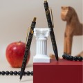 Dlugopis-Caran-dAche-849-Horse-i-olowek-na-czerwonym-postumencie-zdjecie-aranzacyjne