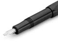 Zbliżenie na stalówkę Twin pióra wiecznego Kaweco Sport Calligraphy Black, pokazujące charakterystyczne podwójne nacięcie końcówki oraz gładką, czarną sekcję uchwytu.
