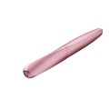Zamknięte pióro wieczne Pelikan Twist Girly Rose prezentujące charakterystyczną, skręconą obudowę o metalicznym wykończeniu.