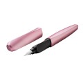 Artystyczne ujęcie otwartego pióra Pelikan Twist Girly Rose obok skuwki na białym tle.