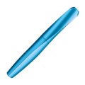 Zamknięte pióro wieczne Pelikan Twist Frosted Blue widoczne z profilu, ukazujące skręconą linię obudowy.