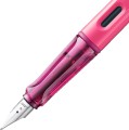 Detal unikalnego, transparentnego uchwytu i stalówki pióra Lamy safari neonpink.