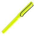 Zamknięte pióro Lamy safari neonyellow z widoczną skuwką i klipsem.