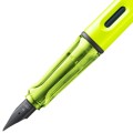 Detal przezroczystego uchwytu i czarnej stalówki pióra Lamy safari neonyellow.