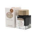 Atrament Sailor Shikiori Waka-taka 20 ml w szklanej butelce stojący obok oryginalnego białego kartonika z logo marki Sailor.