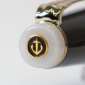 Zbliżenie na szczyt skuwki (cap top) pióra wiecznego Sailor Shikiori Sekirei z białą koroną i ciemnym logo z kotwicą marki Sailor.