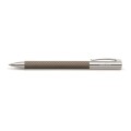 Długopis Faber-Castell Ambition OpArt Black Sand z giloszowanym korpusem o piaskowej fakturze i lśniącymi, chromowanymi elementami.