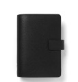 Elegancki czarny organizer Filofax Camden Personal z weganskiej skory groszkowej z zamknieciem na pasek