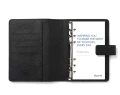 Wnetrze czarnego organizera Filofax Camden Personal z widocznymi kieszonkami na karty i czarnym mechanizmem ringowym
