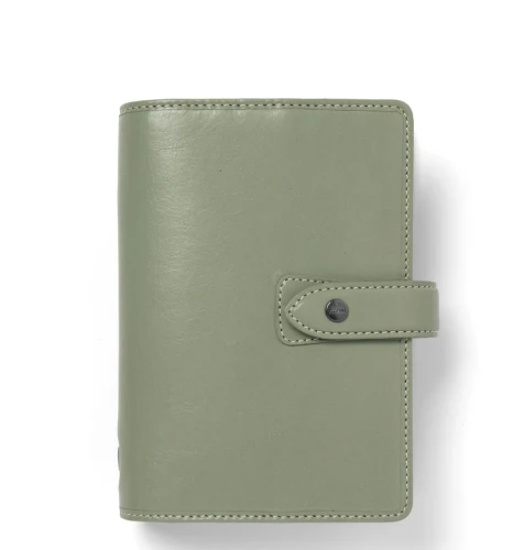 Zielony-skorzany-organizer-Filofax-Malden-Personal-Vetiver-widok-z-przodu-na-okladke-z-paskiem-na-zatrzask